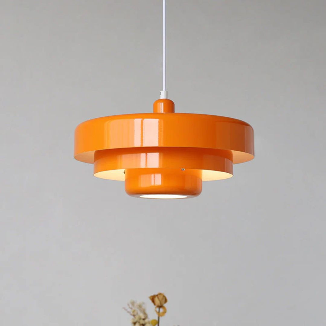 Lagdelt pendellampe – Moderne metal lampe i grøn, orange eller hvid til spisebord eller stue.