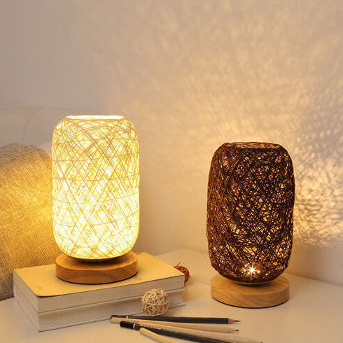 Bordlampe i Rattan og Træ – Industrielt Japandi-Design