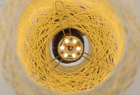 Bordlampe i Rattan og Træ – Industrielt Japandi-Design