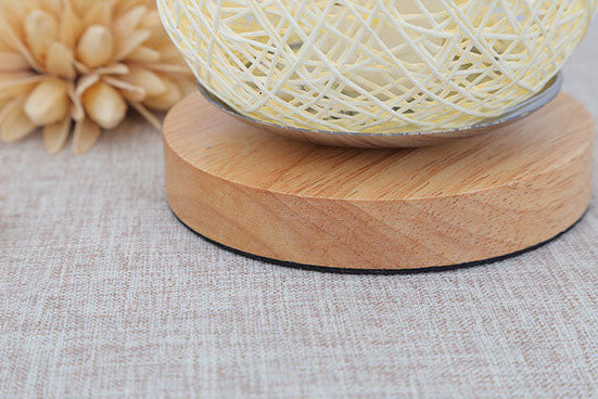 Bordlampe i Rattan og Træ – Industrielt Japandi-Design
