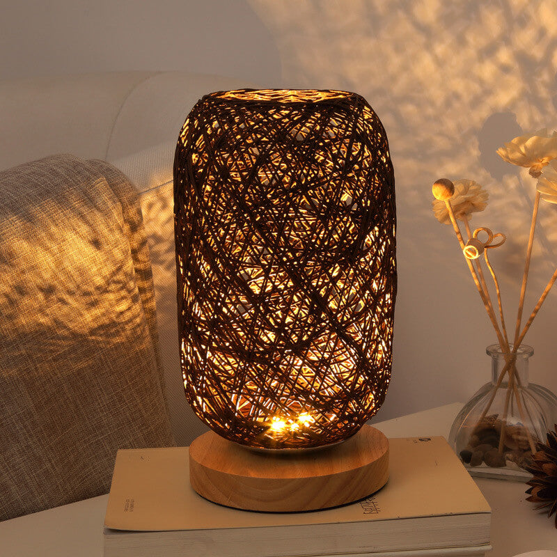 Bordlampe i Rattan og Træ – Industrielt Japandi-Design