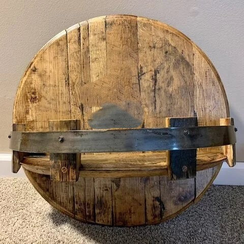 Vægdisplay til drinks – Massivt træ med metalbeslag, industrielt design til køkken eller hjemmebar