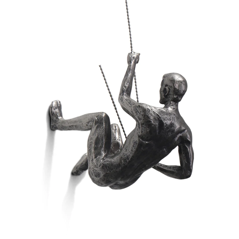 Vægskulptur Klatrende Figur i Harpiks og Metaltråd