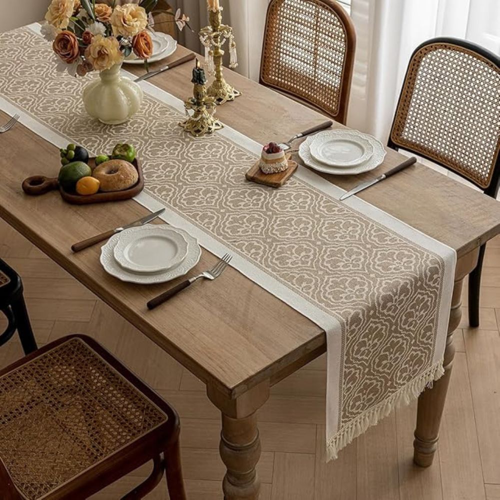 Damask Dune Borddug – Jordfarver, Jacquard Blomsterdesign med Frynser til Spisebord eller Sofabord