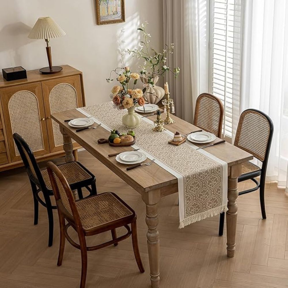 Damask Dune Borddug – Jordfarver, Jacquard Blomsterdesign med Frynser til Spisebord eller Sofabord