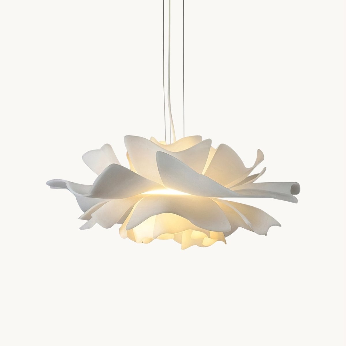 Loftlampe – Hvid, Lotus-inspireret Design til Spisestue eller Stue