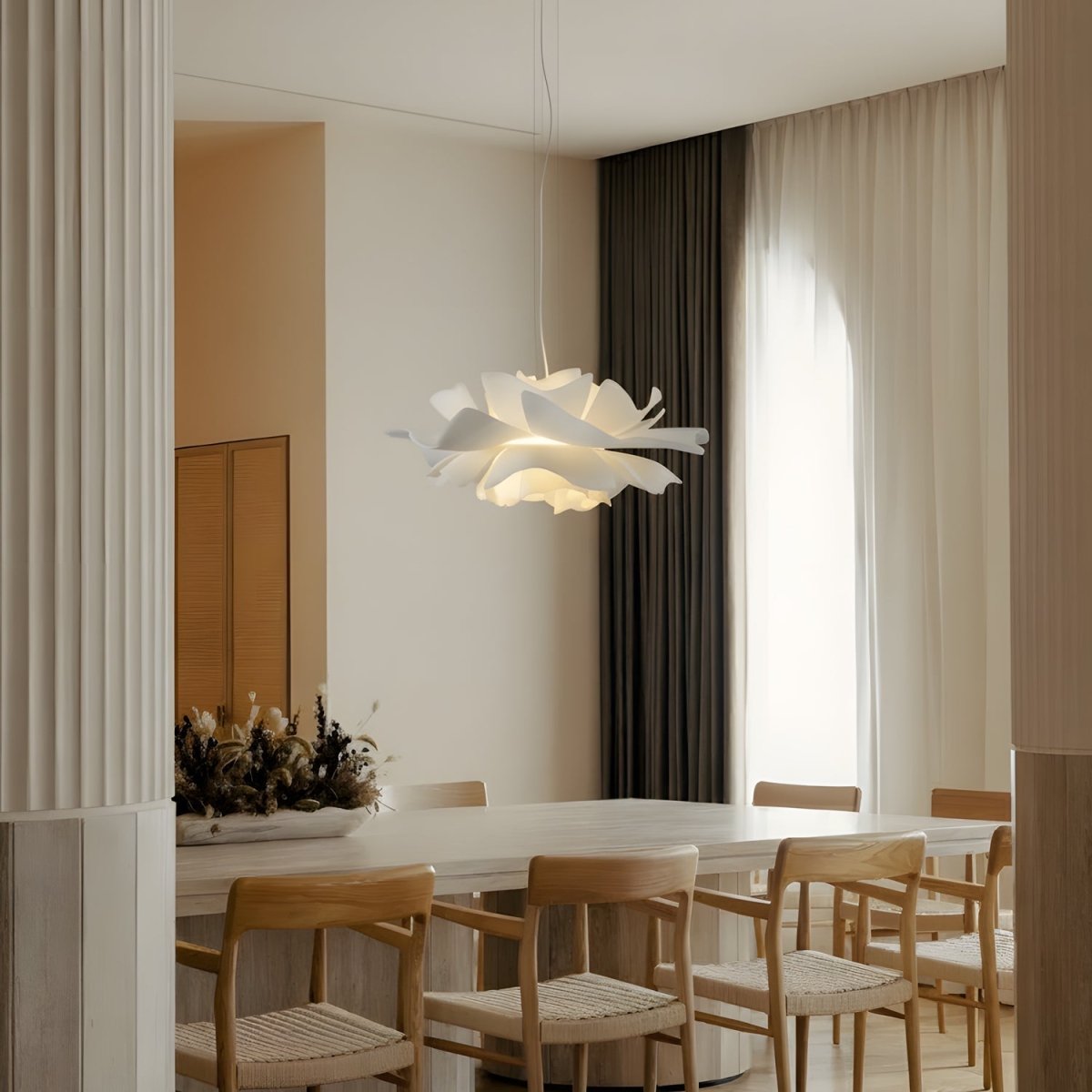 Loftlampe – Hvid, Lotus-inspireret Design til Spisestue eller Stue