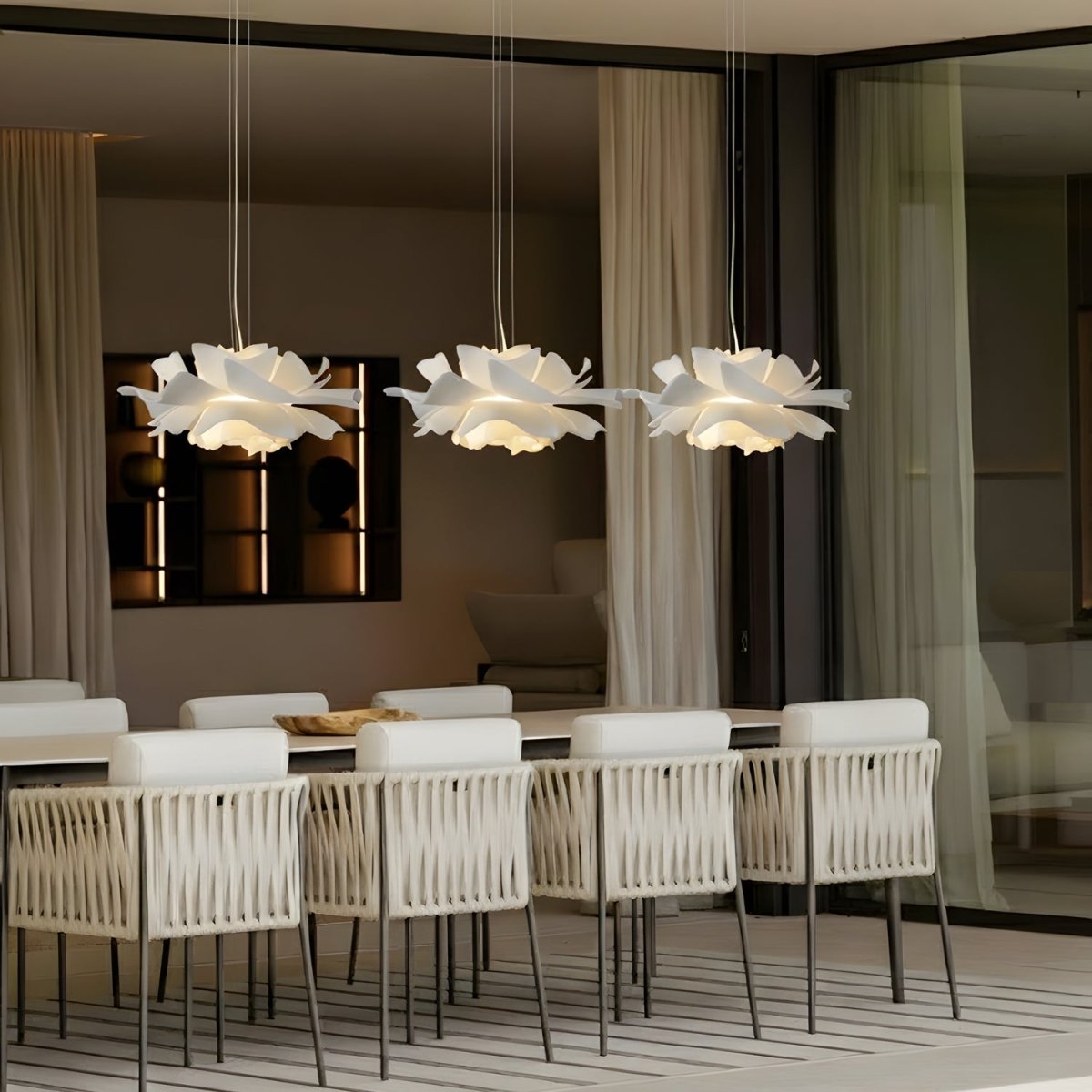 Loftlampe – Hvid, Lotus-inspireret Design til Spisestue eller Stue