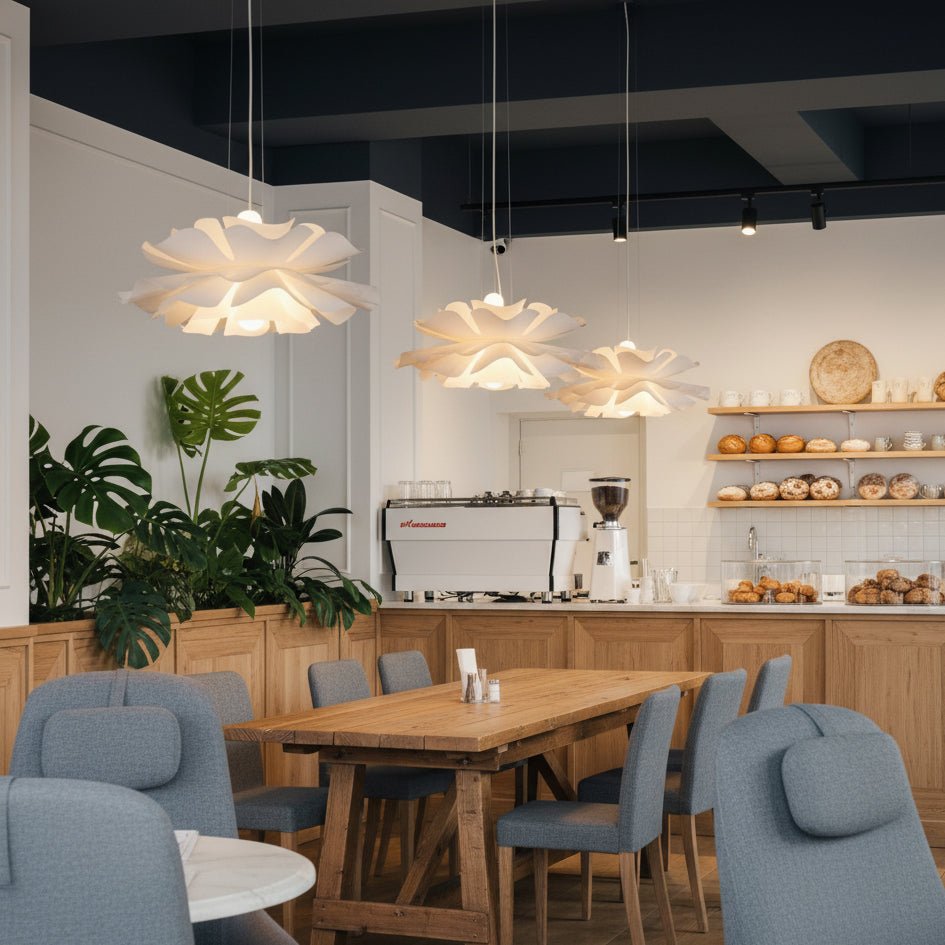 Loftlampe – Hvid, Lotus-inspireret Design til Spisestue eller Stue