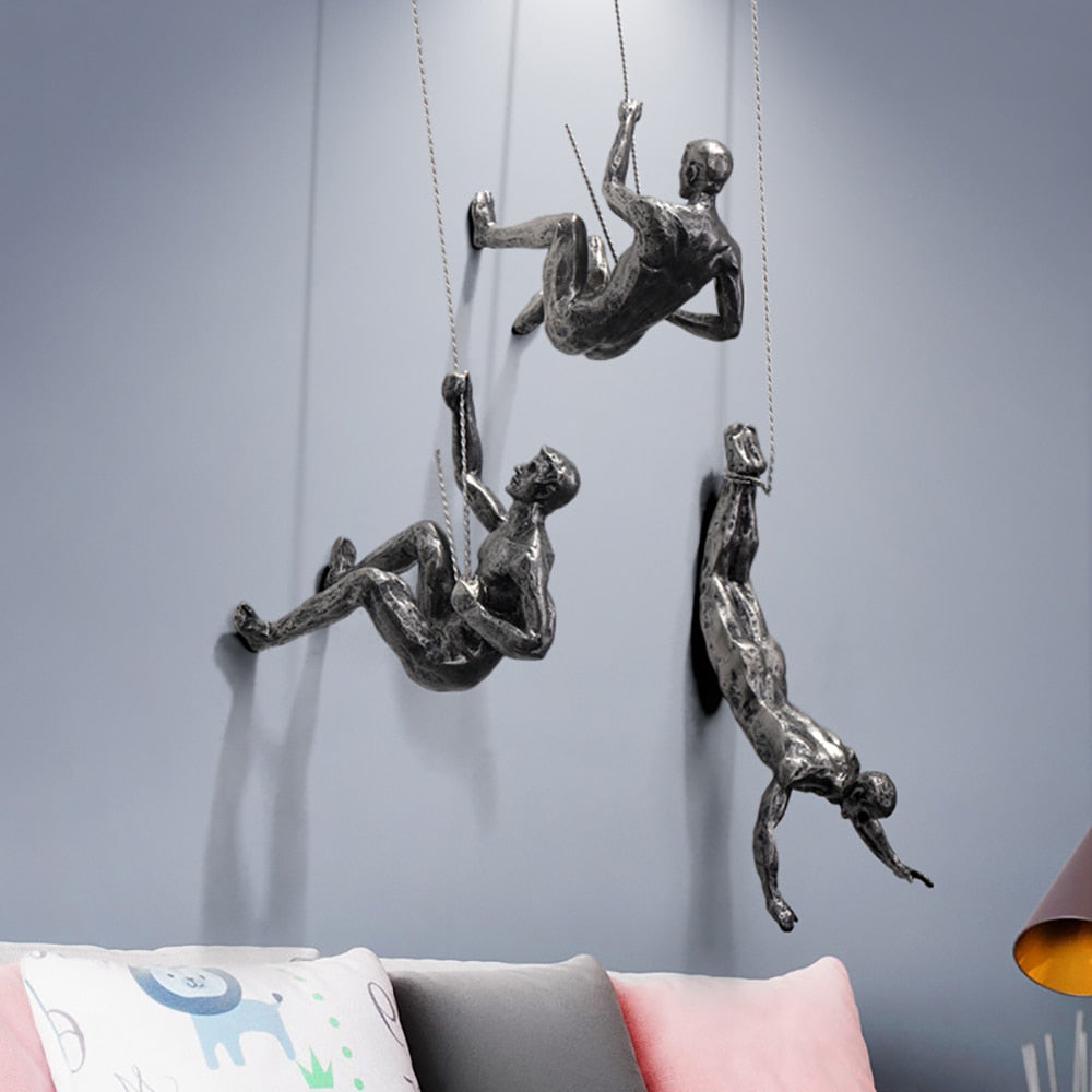 Vægskulptur Klatrende Figur i Harpiks og Metaltråd