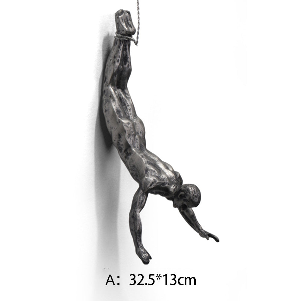 Vægskulptur Klatrende Figur i Harpiks og Metaltråd