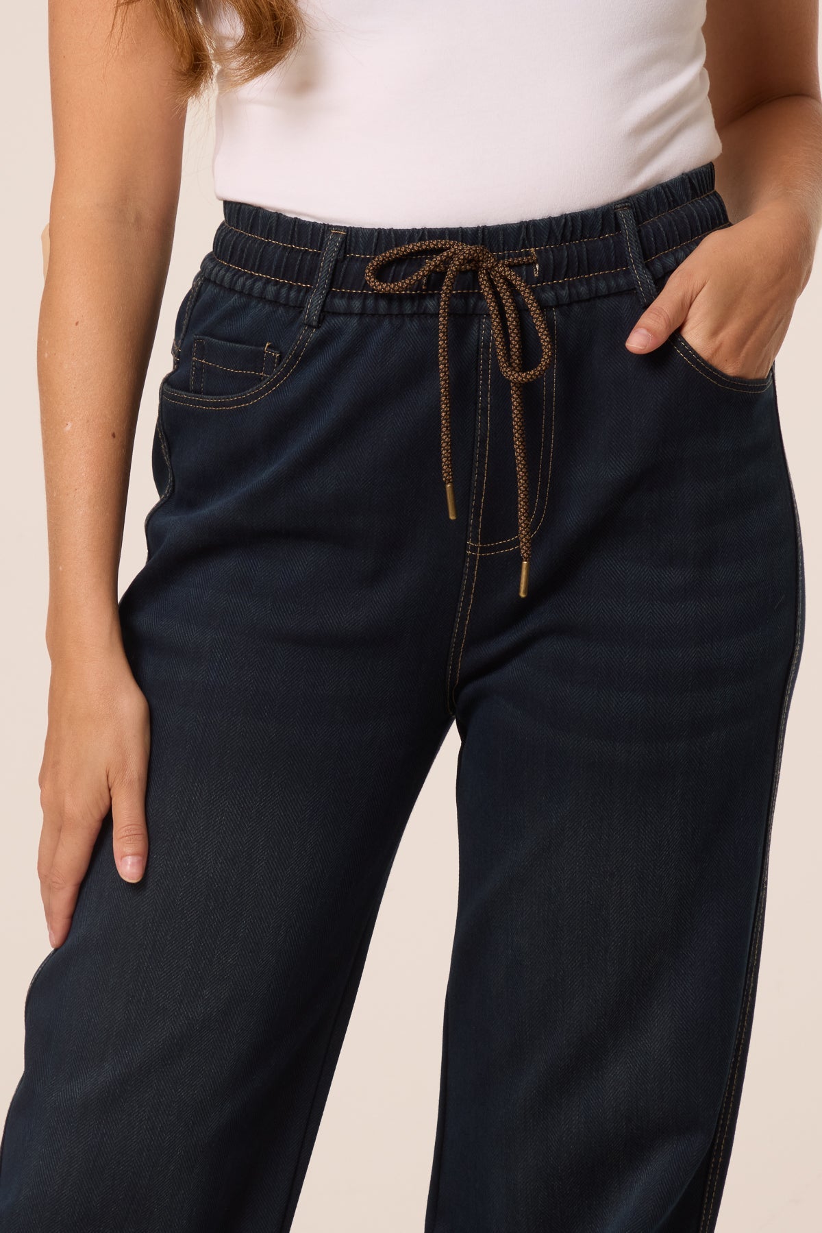 Dame Jeans med Syning på Baglommer – Indigo