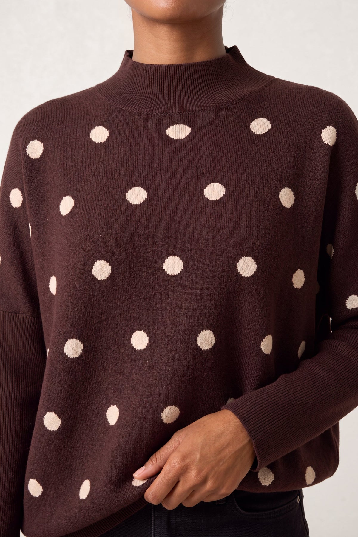 Dame Strikket Sweater med Polkaprikker – Flagermusærme