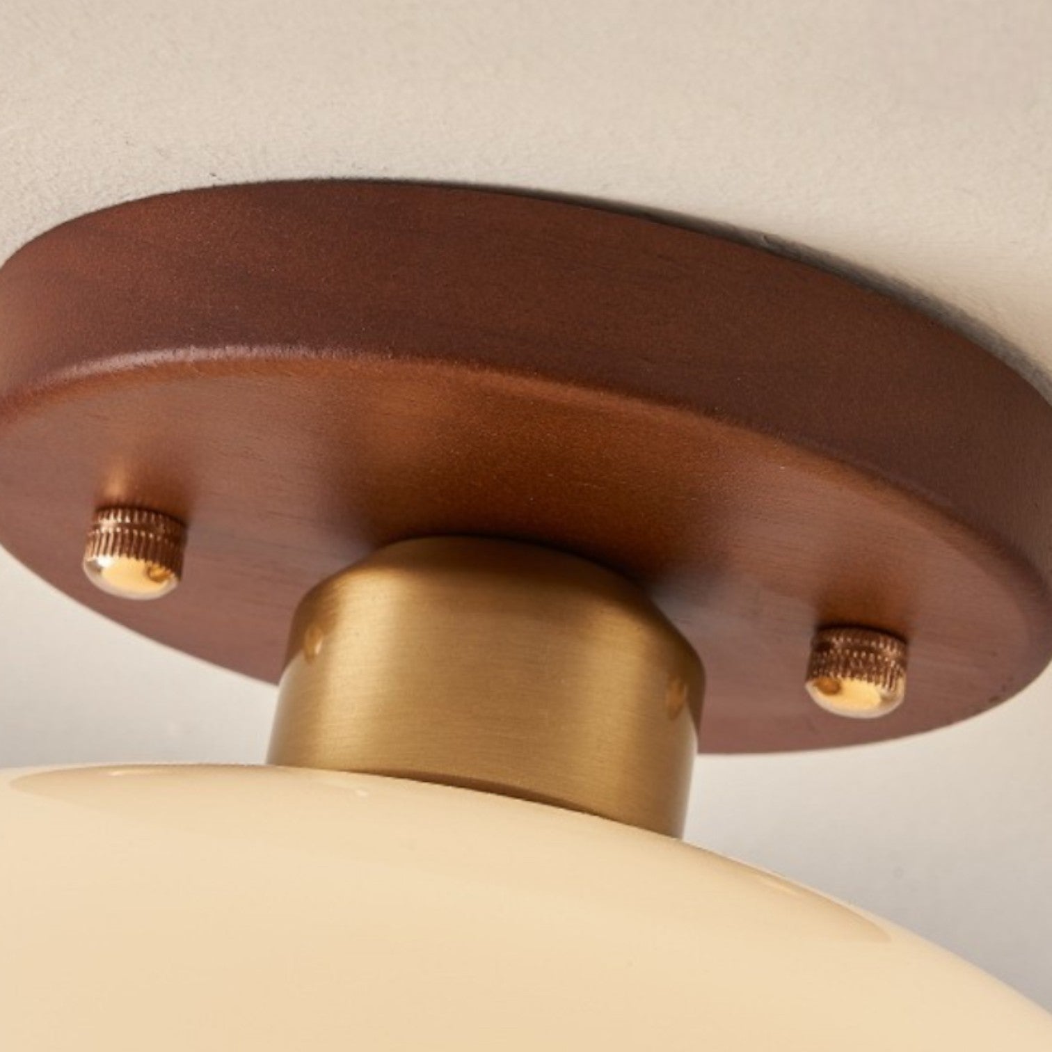 Loftlampe i Bauhaus-Stil med Cremefarvet Glas og Metalbase