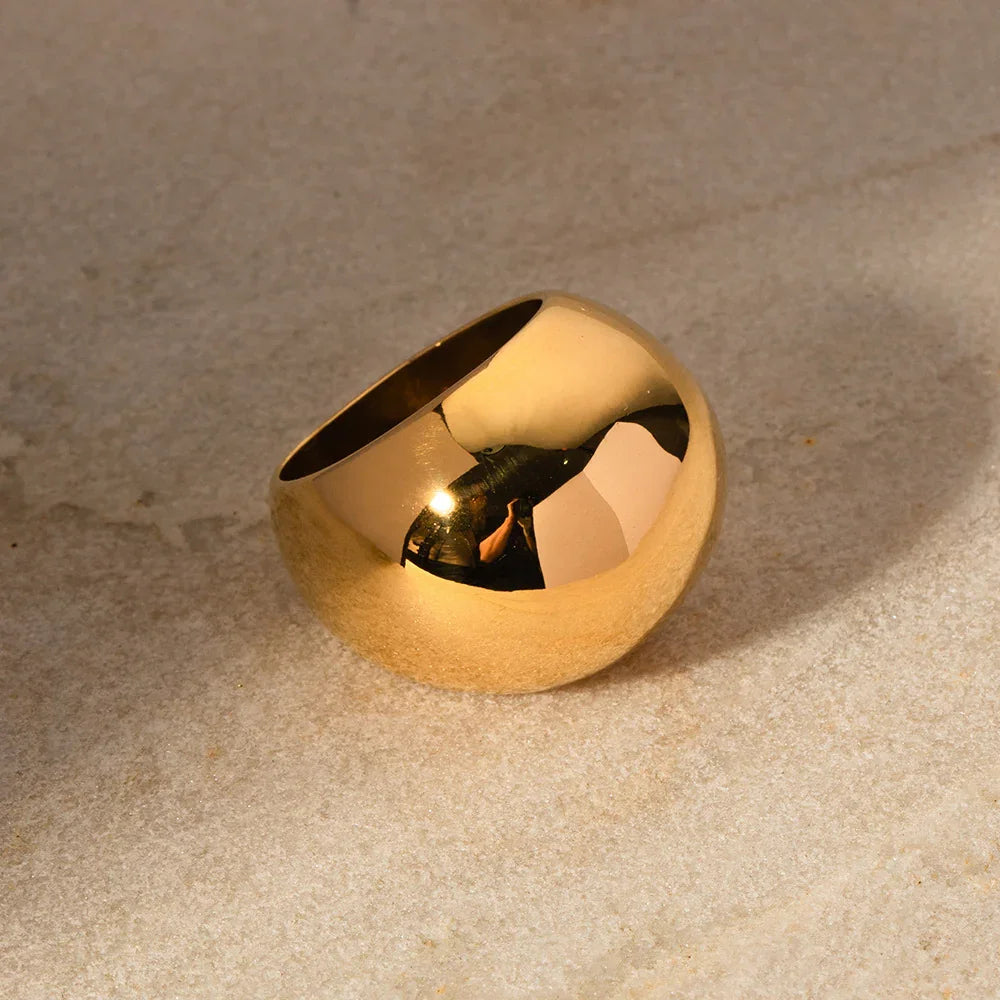 Dame Statement Ring med Bred Dome Facon i Forgyldt Stål
