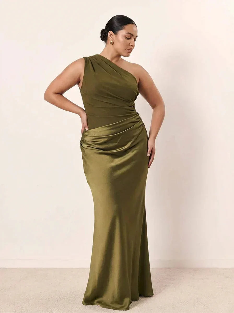 Dame Maxikjole i Satin med Asymmetrisk Design