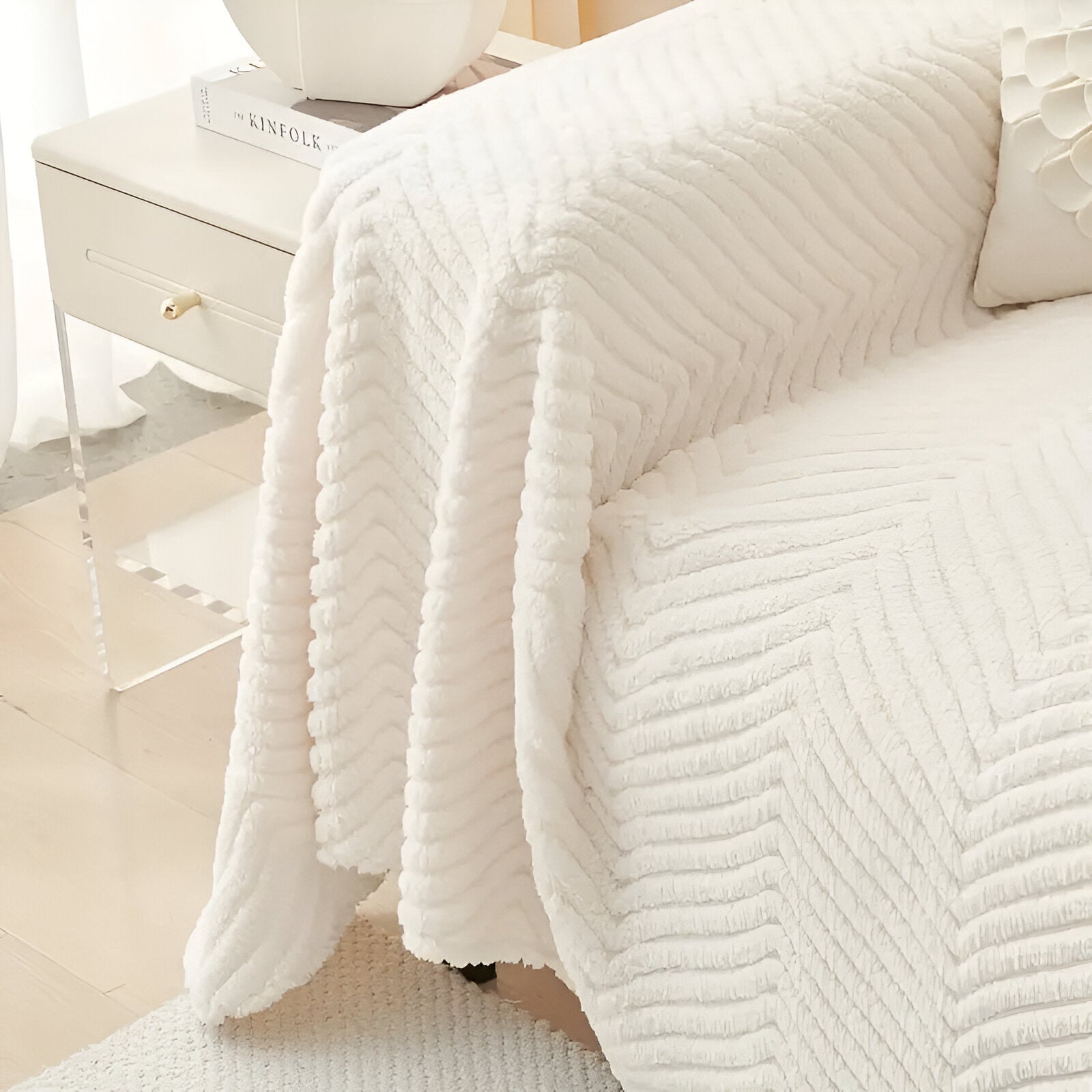 Sofa cover – Geometric design in Shu-velvet, slip-resistant protection for pets and living room