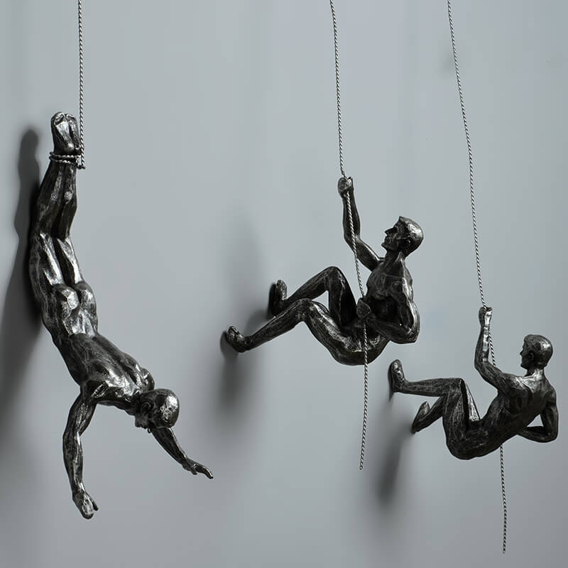 Vægskulptur Klatrende Figur i Harpiks og Metaltråd