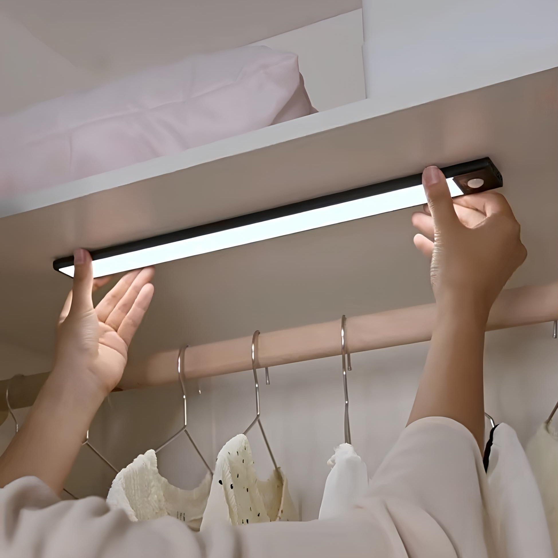 Bevægelsessensor Lampe – Dæmpbar, Hvidt Lys til Skab, Gang eller Køkken