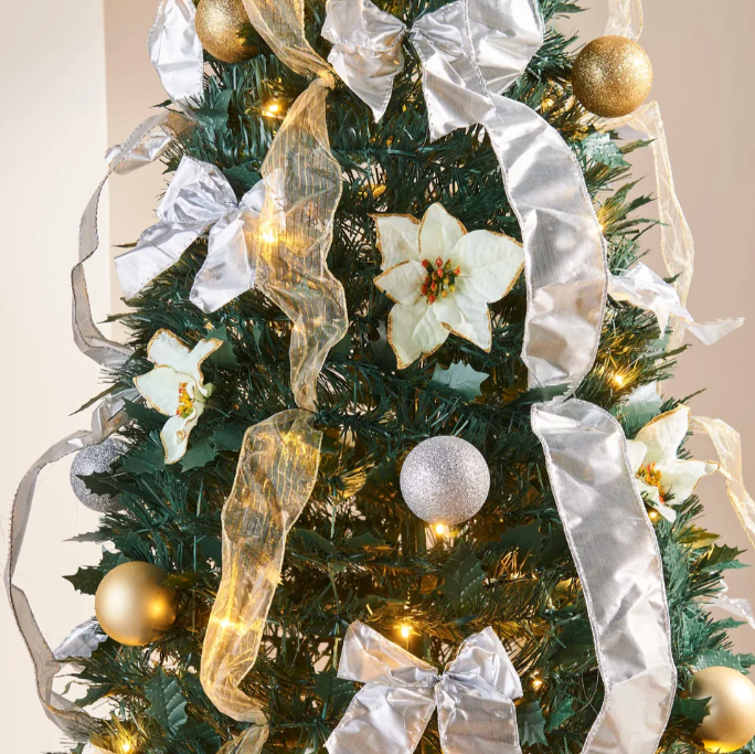 Artificial Christmas tree – Realistic with LED lighting, maintenance-free for stress-free Christmas decoration