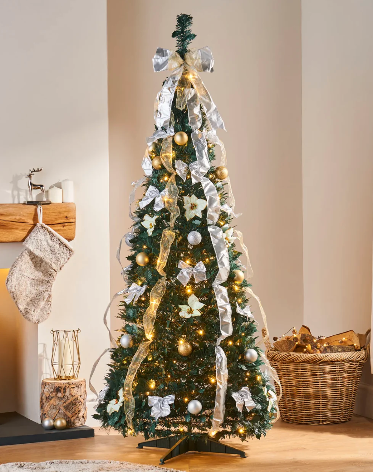 Artificial Christmas tree – Realistic with LED lighting, maintenance-free for stress-free Christmas decoration