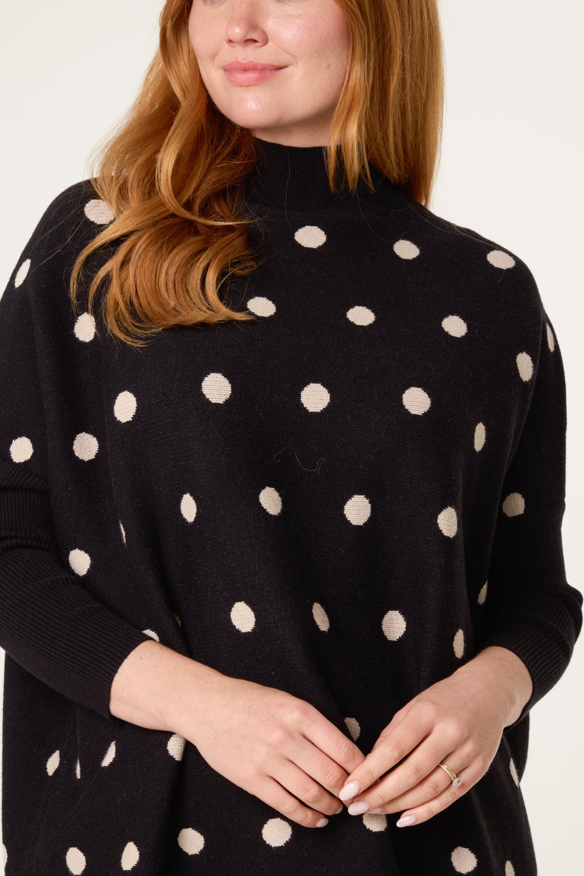 Dame Strikket Sweater med Polkaprikker – Flagermusærme
