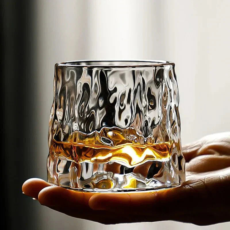 Whiskyglas – Transparent glas med geometrisk relief og roterende bund til whisky eller bourbon