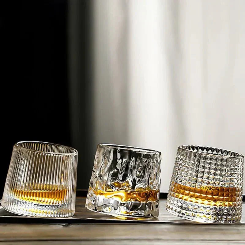 Whiskyglas – Transparent glas med geometrisk relief og roterende bund til whisky eller bourbon