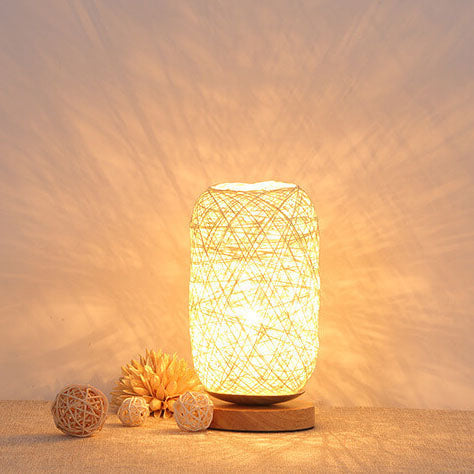 Bordlampe i Rattan og Træ – Industrielt Japandi-Design