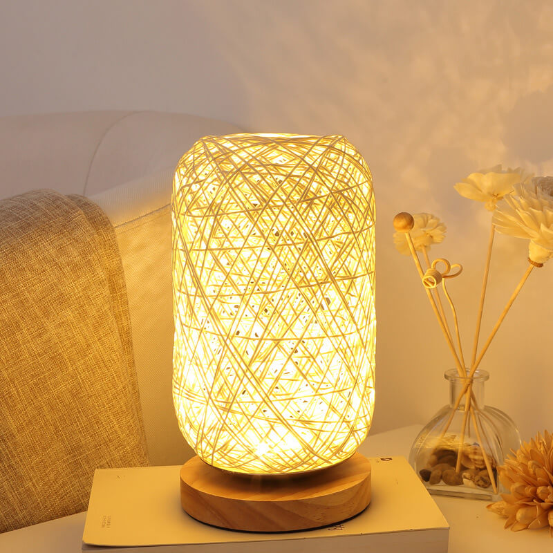 Bordlampe i Rattan og Træ – Industrielt Japandi-Design