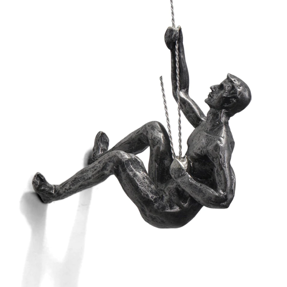 Vægskulptur Klatrende Figur i Harpiks og Metaltråd