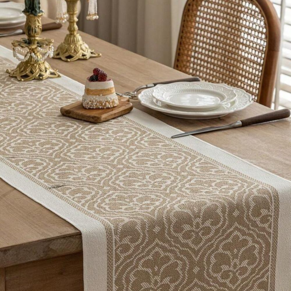 Damask Dune Borddug – Jordfarver, Jacquard Blomsterdesign med Frynser til Spisebord eller Sofabord