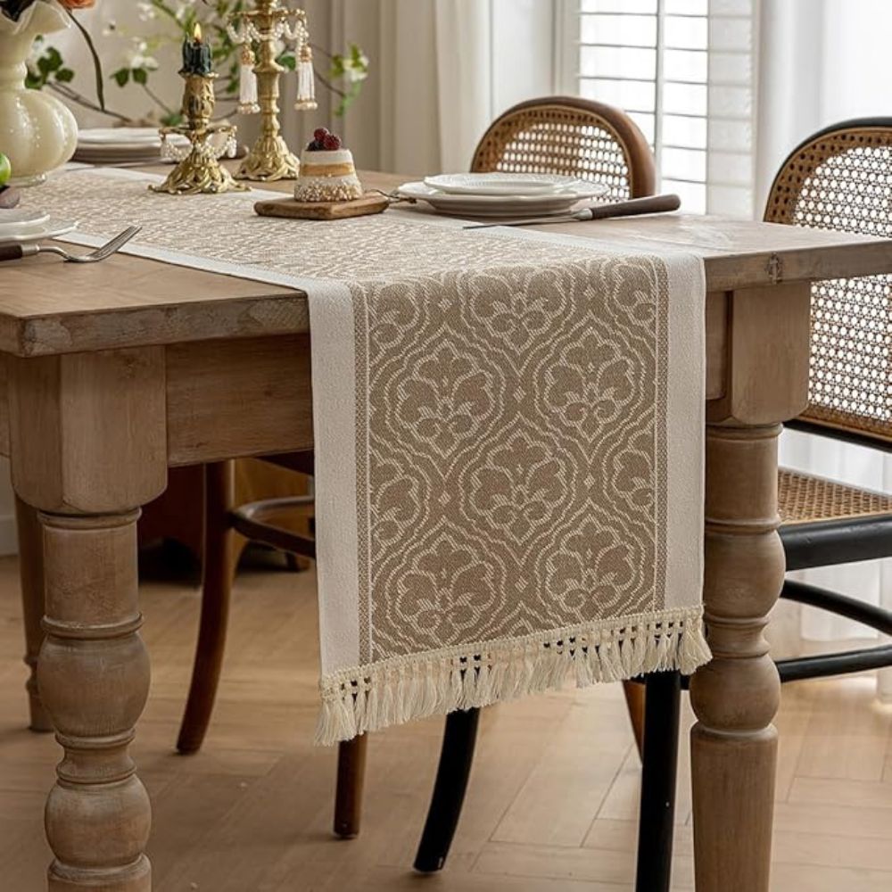 Damask Dune Borddug – Jordfarver, Jacquard Blomsterdesign med Frynser til Spisebord eller Sofabord