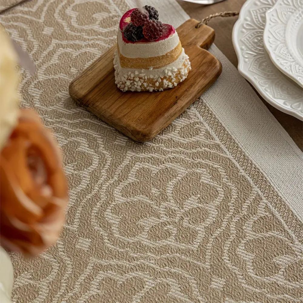 Damask Dune Borddug – Jordfarver, Jacquard Blomsterdesign med Frynser til Spisebord eller Sofabord