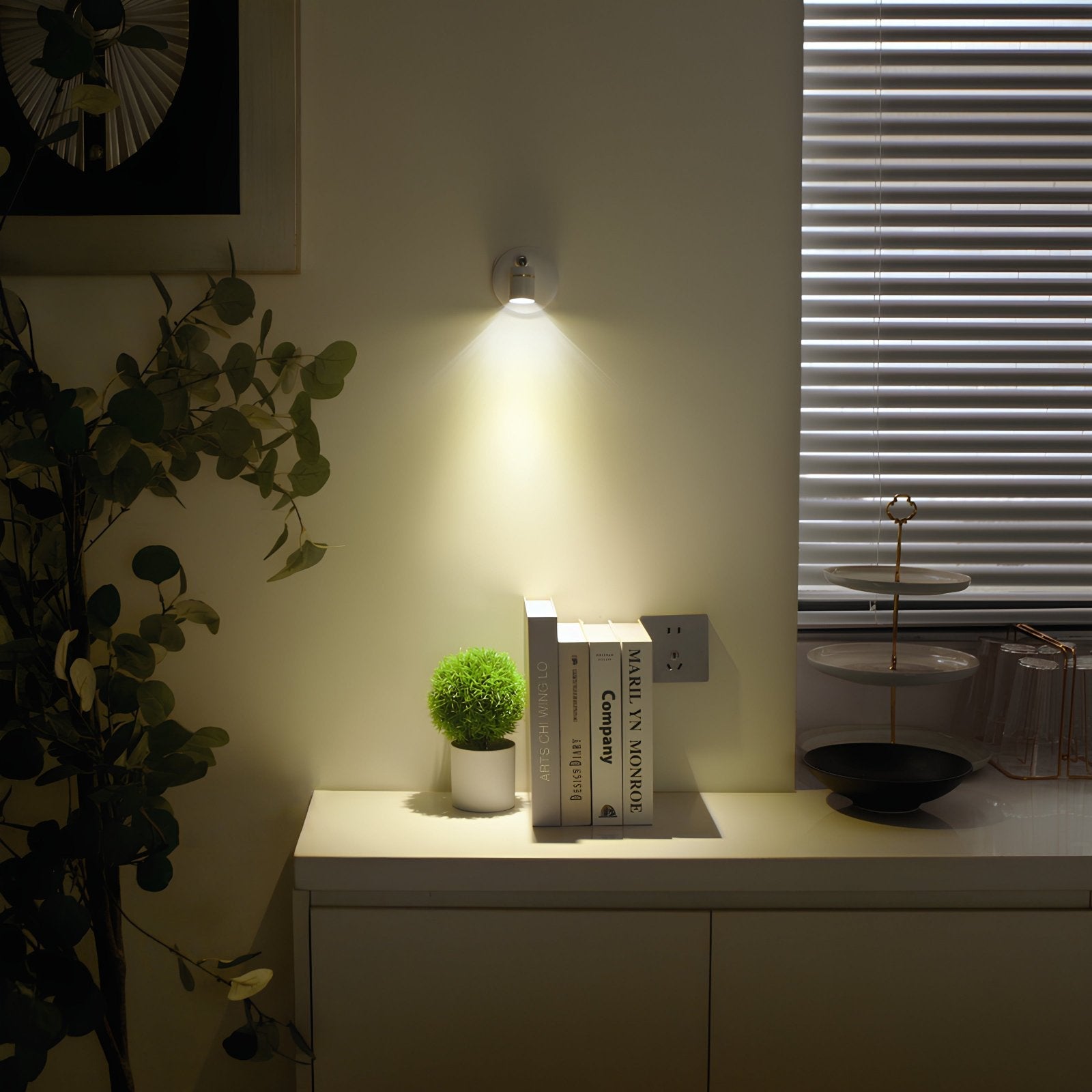 Dæmpbar Spotlampe – Hvid, Moderne Væglampe med Fjernbetjening til Stue eller Soveværelse