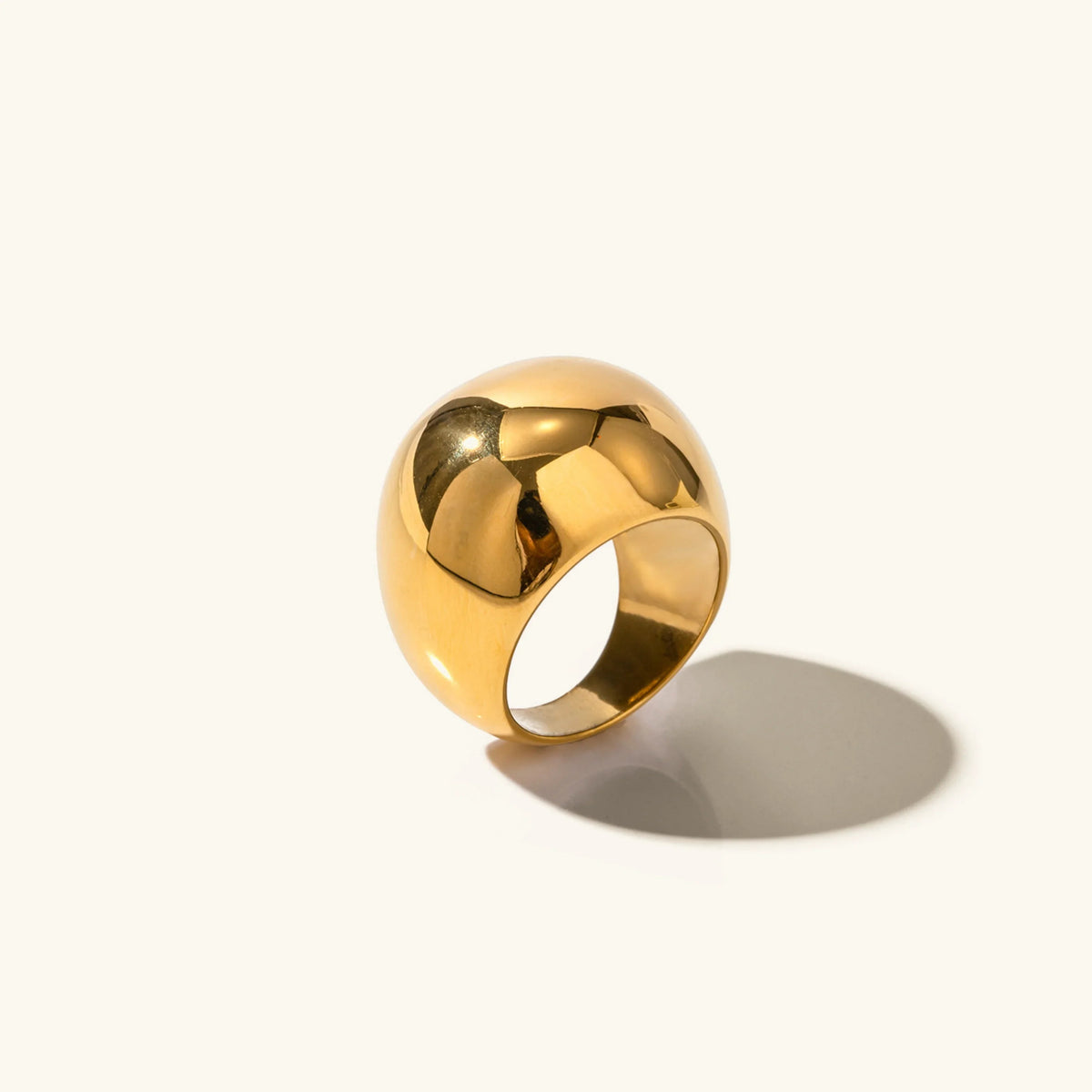 Dame Statement Ring med Bred Dome Facon i Forgyldt Stål
