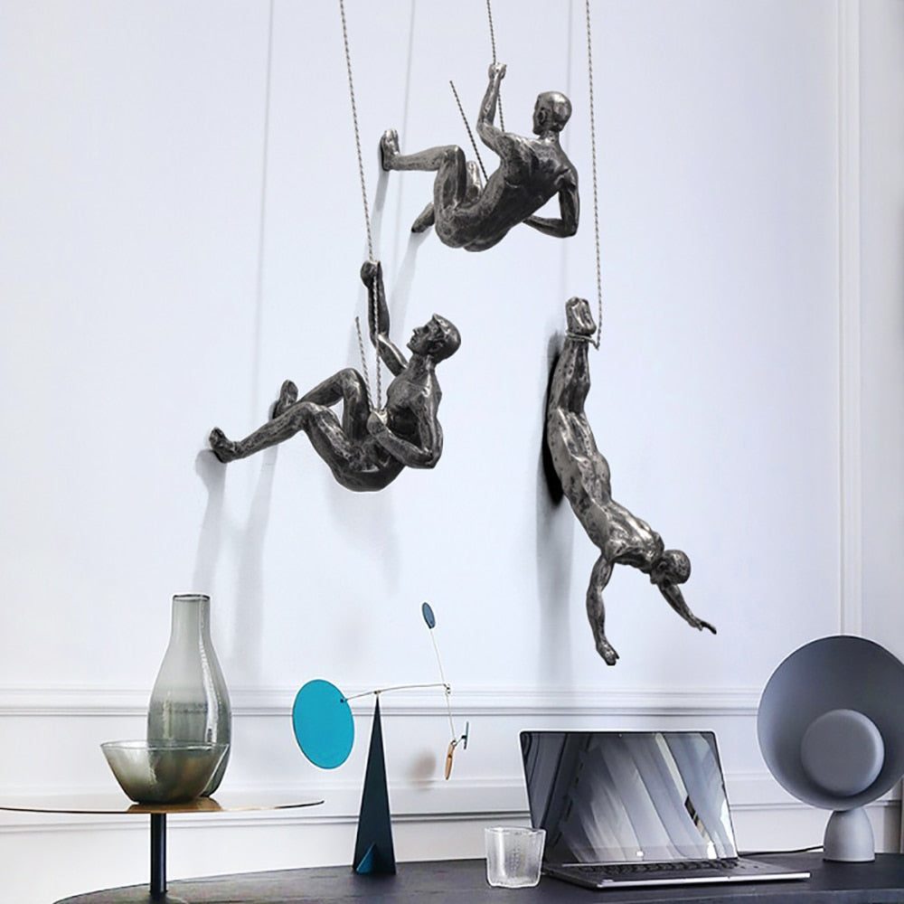 Vægskulptur Klatrende Figur i Harpiks og Metaltråd