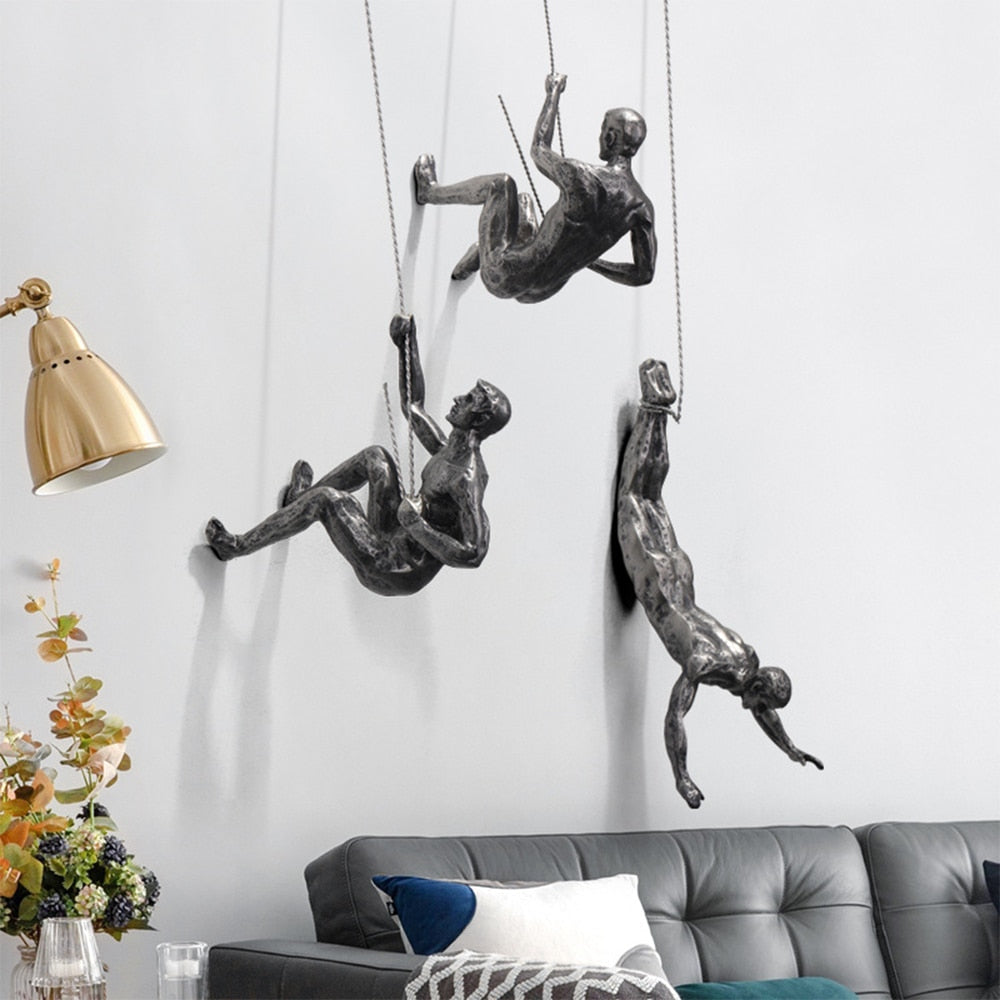 Vægskulptur Klatrende Figur i Harpiks og Metaltråd