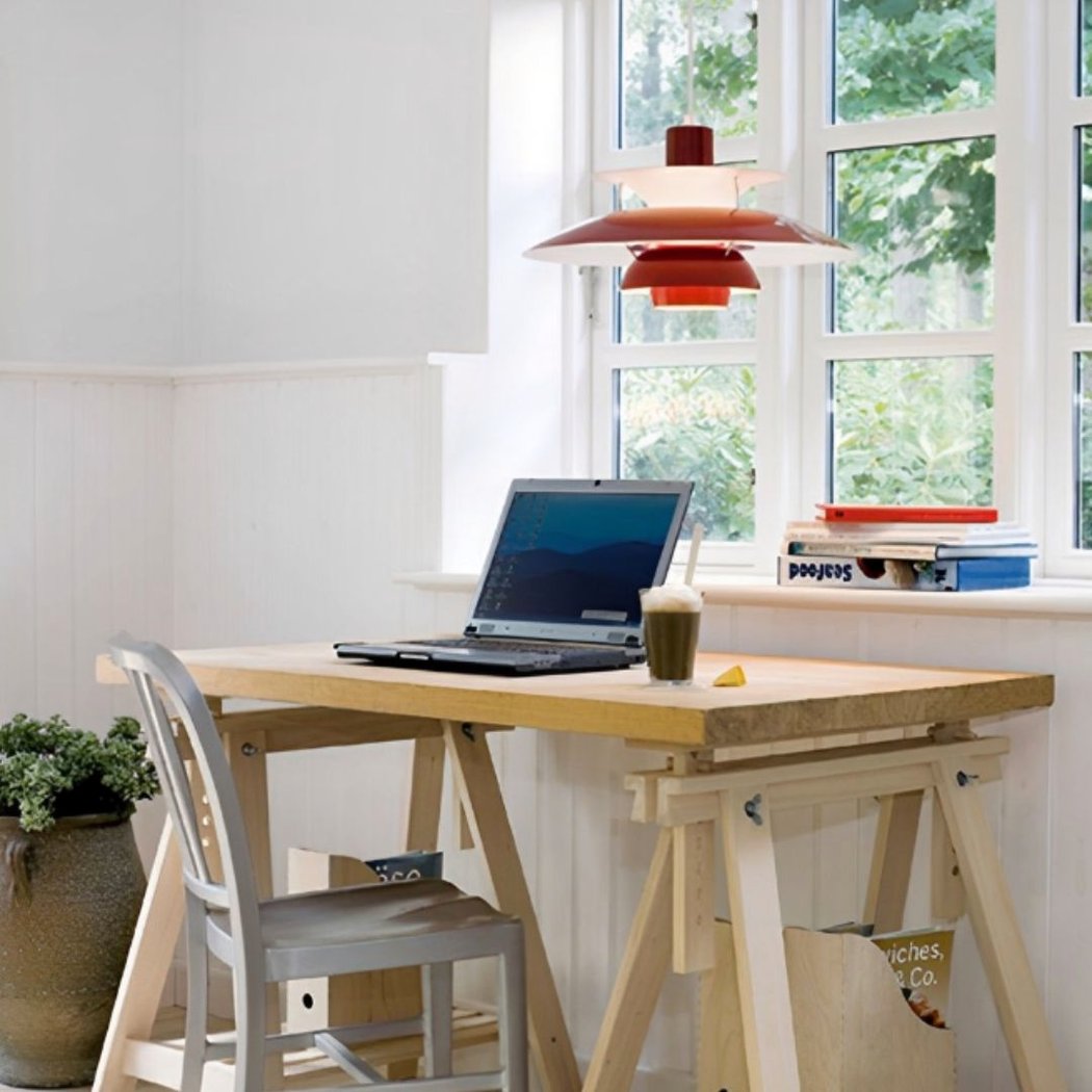 Dansk Hængelampe – Lagdelt Metaldesign i Farverig Stil til Spisestue eller Stue