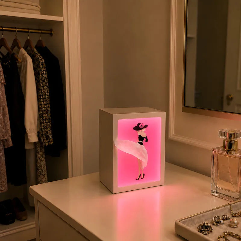 Caja para pañuelos – Blanca, con una elegante ilustración e iluminación ambiental, ideal para el salón o el dormitorio
