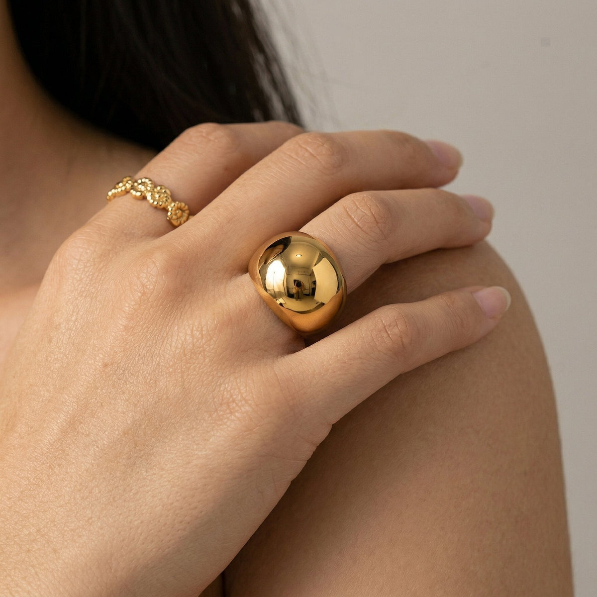 Dame Statement Ring med Bred Dome Facon i Forgyldt Stål
