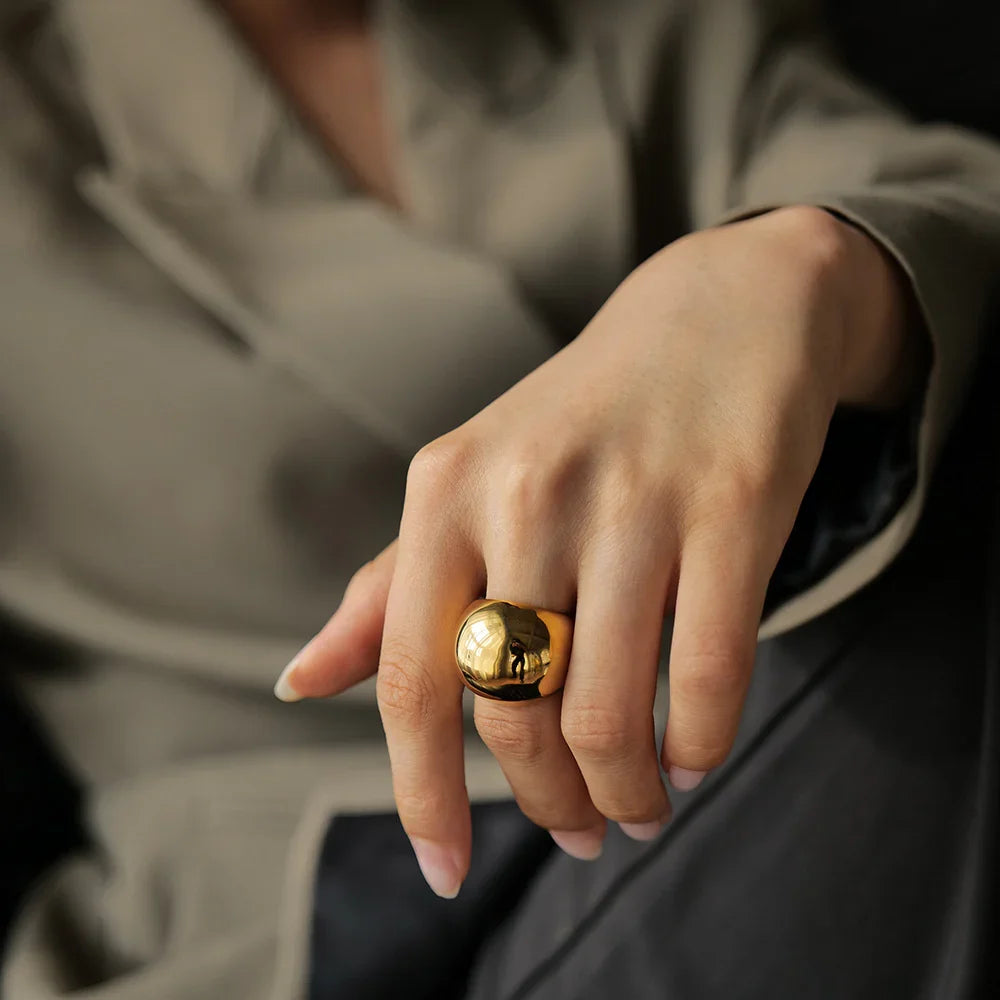 Dame Statement Ring med Bred Dome Facon i Forgyldt Stål