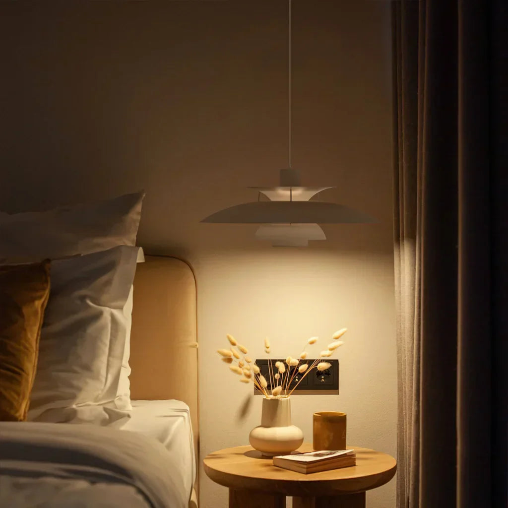 Dansk Hængelampe – Lagdelt Metaldesign i Farverig Stil til Spisestue eller Stue