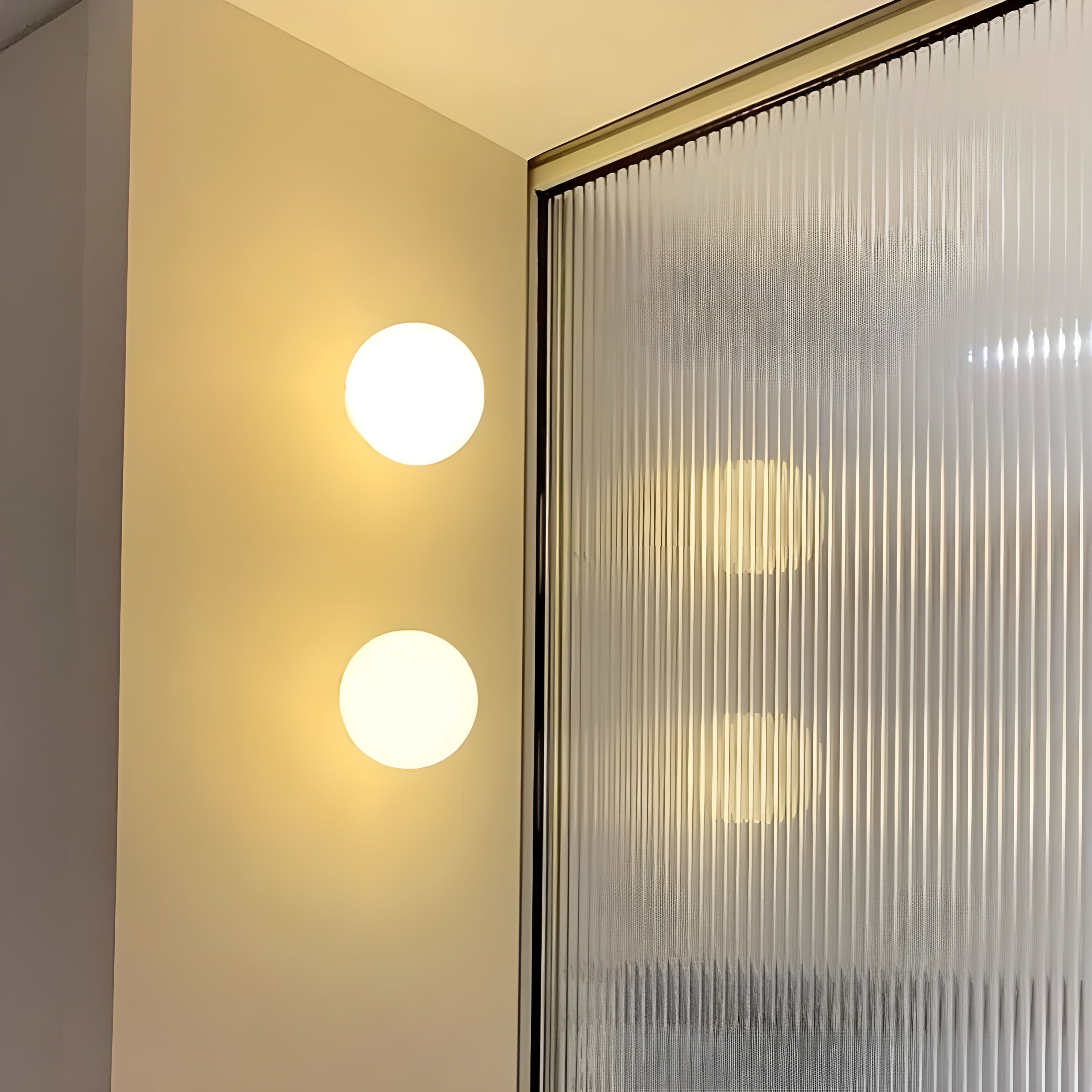 Væglampe Frostet Glas Rund Globe - Moderne Metalbase