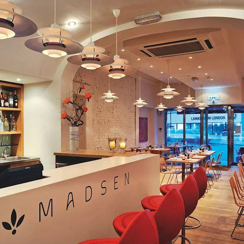 Dansk Hængelampe – Lagdelt Metaldesign i Farverig Stil til Spisestue eller Stue