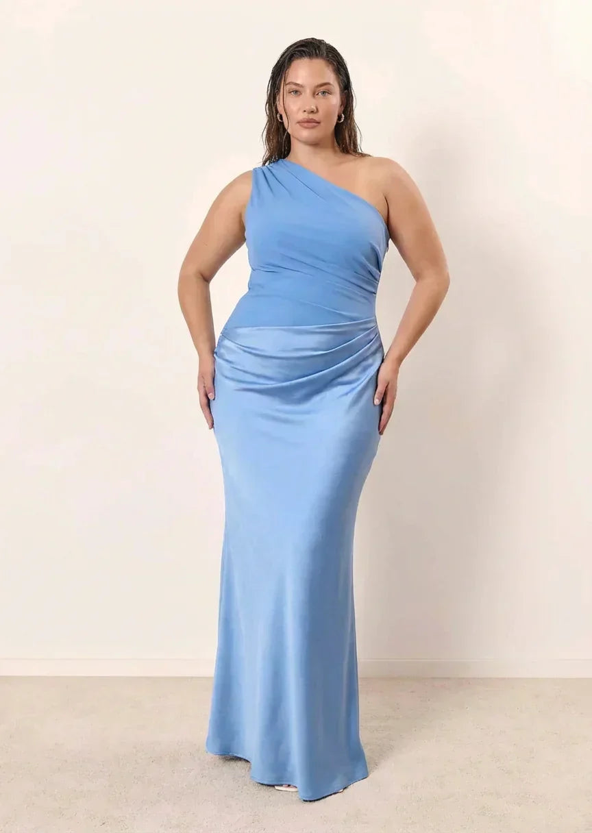 Dame Maxikjole i Satin med Asymmetrisk Design