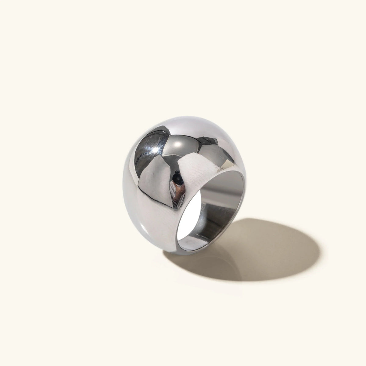 Dame Statement Ring med Bred Dome Facon i Forgyldt Stål