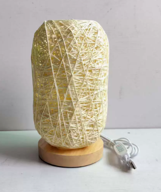 Bordlampe i Rattan og Træ – Industrielt Japandi-Design