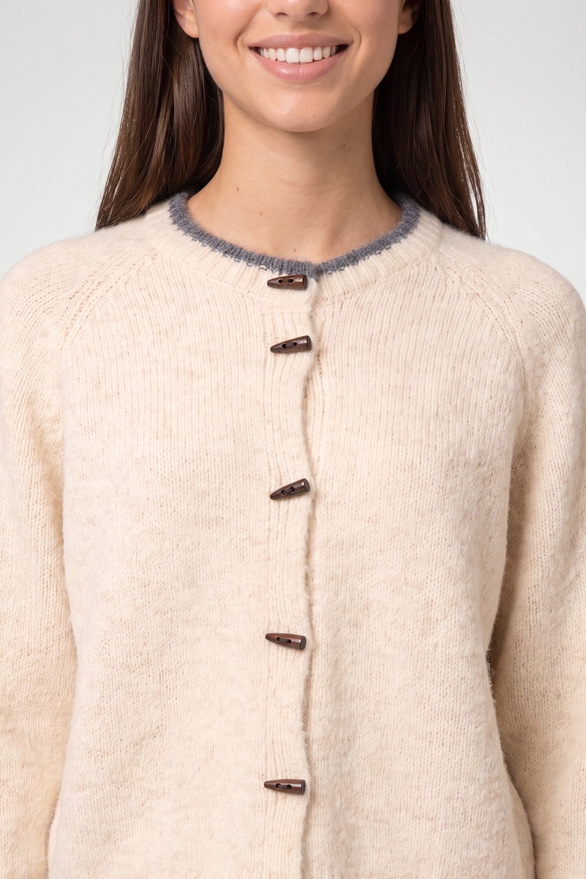 Dame Cardigan med Rund Hals – Strikket Vest i Stenfarve