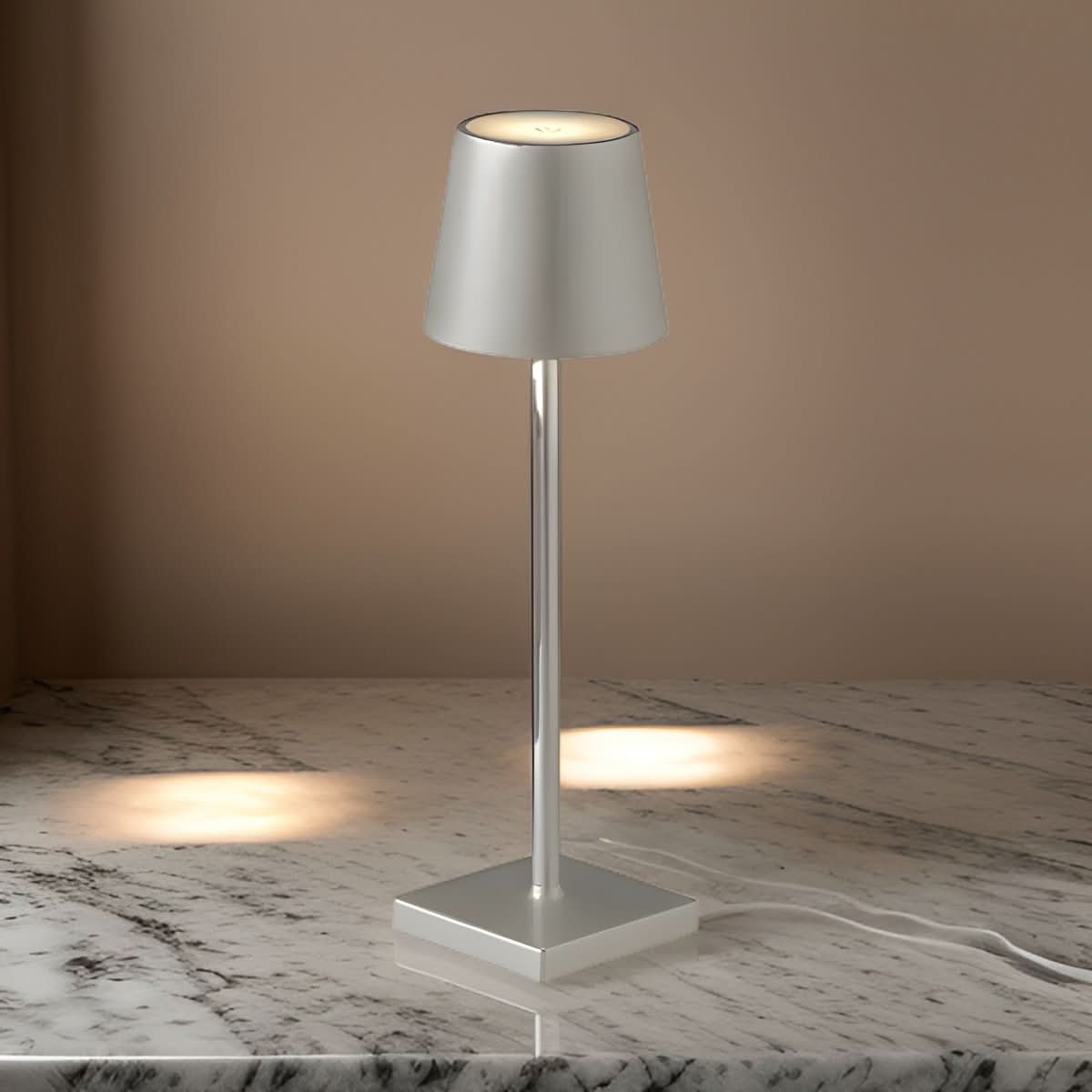Genopladelig LED Bordlampe – Trådløs med 10 Timers Lystid